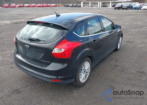 2014 Ford Focus Titanium z USA, uszkodzony, nr VIN 1FADP3N23EL462900